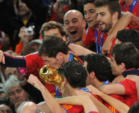 Испания встречает чемпионов мира по футболу как национальных героев